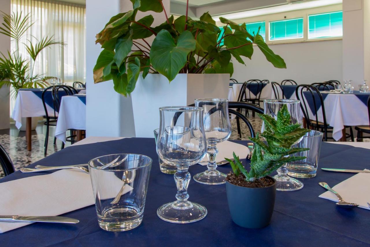 Hotel President'S Пезаро Екстер'єр фото