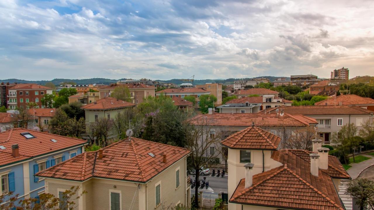Hotel President'S Пезаро Екстер'єр фото
